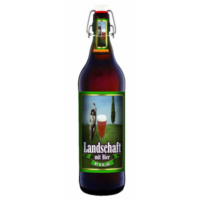 Landschaft mit Bier - 1 Liter Flasche Bier mit Bügelverschluss